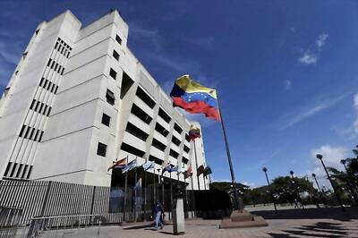 Police Helicopter Attacks Venezuela's Pro-President Supreme Court