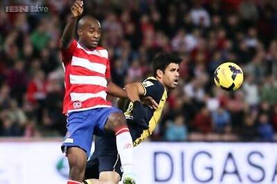 Diego Costa, David Villa keep Atletico on Barcelona's heels