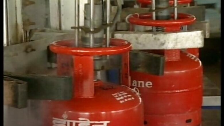 Oil Minister rings up VIPs with request to give up subsidised LPG