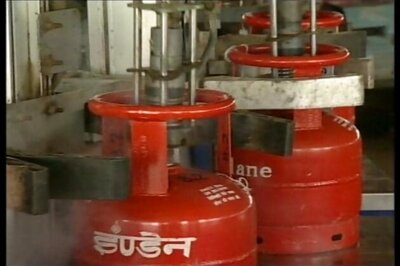 Oil Minister rings up VIPs with request to give up subsidised LPG