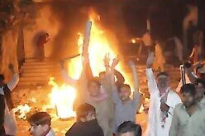 In Pics: Pakistan burns, mourns for Benazir