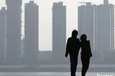 Gorgeous girls are happier with plain guys