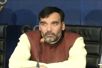 Delhi: Sanitation workers protest outside Gopal Rai's residence, office