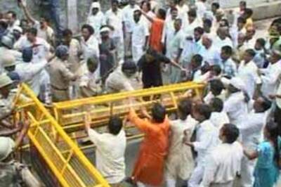 Cong workers held in UP for protesting Joshi's arrest