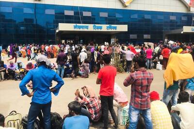 A Visit to Mumbai's Kurla Station: Scared Migrant Workers, Struggling Cops, No Social Distancing