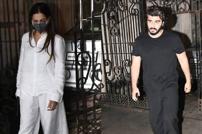 Devastated Malaika Arora Hides Tears Under Mask, Exits Father's House With Arjun Kapoor | Watch