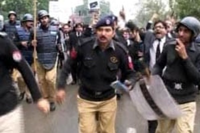 Pak govt targets channels, TV anchors