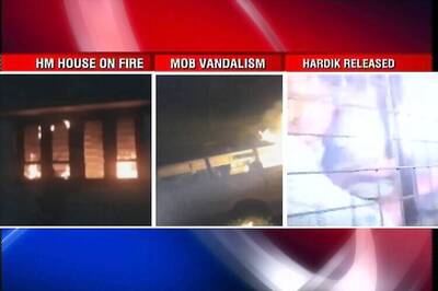 Patel quota stir continues, Gujarat government asks telecos to temporarily shut down internet services