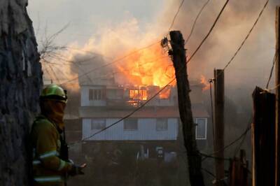People Forced to Leave Belongings, Pets Behind as Fire in Chile Destroys 50 Houses