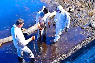 Grounded ship emptied of oil, but heavy damage for Mauritius