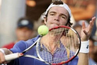 Federer eases into third round, Nadal sweats