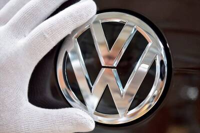 Volkswagen to Halt Operations in Iran: Bloomberg
