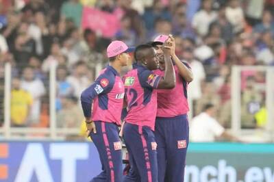 RR vs RCB, IPL 2024 Eliminator: Rovman Powell Takes Stunning Catch to Dismiss Faf du Plessis | WATCH
