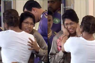 Shah Rukh Khan Warmly Greets Jhulan Goswami at KKR vs RR Match, Video of Their Meet Goes Viral; Watch