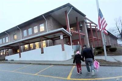 US: Students nervously return to school after shooting