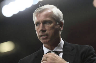 Newcastle manager Pardew given eight-year contract