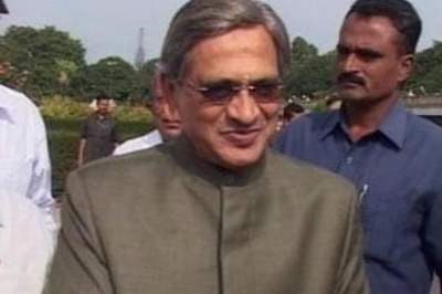 Krishna asks Indian students in Oz to show restraint