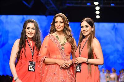 AIFW AW '18: Bipasha Basu is Elegance Personified in a Karishma-Deepa Sondhi Lehenga