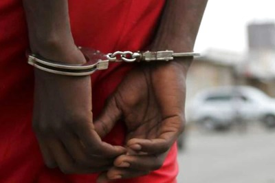 'Please Don't Shoot Me': Wanted Criminal With Placard Surrenders to UP Police