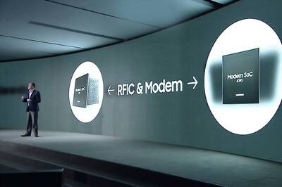 Samsung MWC 2017: 'Green Peace' Protester Goes For The Centrestage