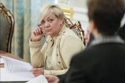 Ukraine President's Grip Weakens as Central Bank Chief Quits