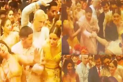 Ananya Panday Elbows Nick Jonas, Pushes Him Aside, Ranveer Singh Comes to His Rescue; Watch Video