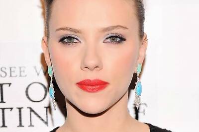 Scarlett Johansson washes her face with vinegar