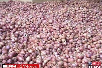 Nashik: Wholesale onion price crashes to Rs 7 per kg, farmers protest