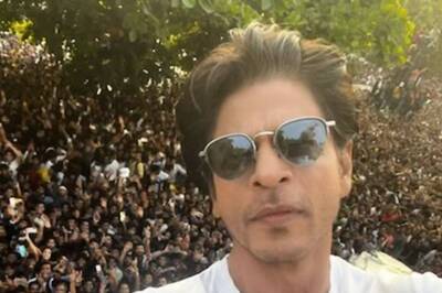 Shah Rukh Khan Waves At Fans Outside Mannat, Clicks a Selfie With Them On His 57th Birthday