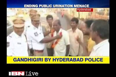 'Gandhigiri' by Hyderabad Traffic Police, garlands those who urinate in public