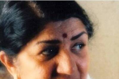 Lata Mangeshkar’s Family Members Immersed The Legend’s Remaining Ashes In Mumbai's Waters By The Gateway of India: Report