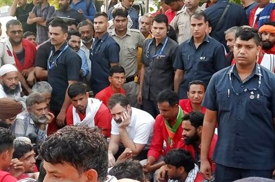 WATCH | Rahul Gandhi Meets Coolies At Delhi's Anand Vihar Railway Station, Lifts Luggage