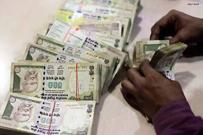 Rupee drops 25 paise to close at 61.52 vs US dollar