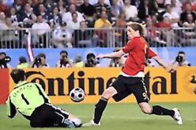 Euro 2008 Finale: Spain 1-0 at halftime | Match in pics