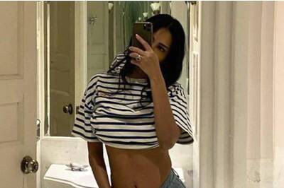 Esha Gupta Clicks The Hottest And Best Mirror Selfies; Here's Proof