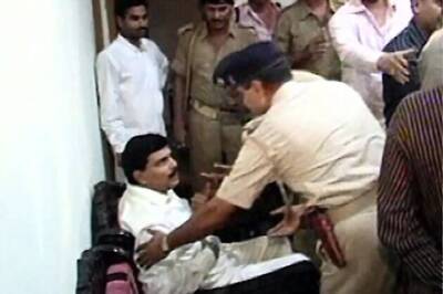 Half a dozen policemen suspended for allowing a jailed Bihar leader to use mobile phone in court premises