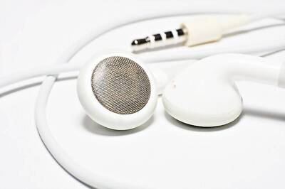 Apple patents noise-cancelling wireless earphones