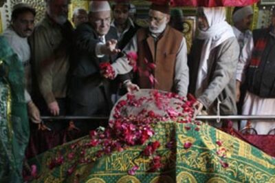 India soaks in Obama moment with midnight parties