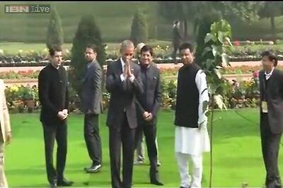 Barack Obama pays floral tributes to Mahatma Gandhi