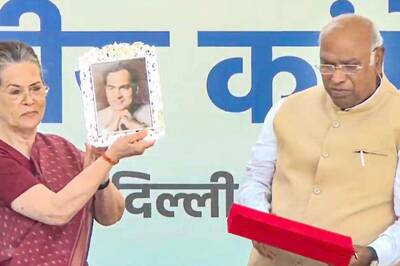 In 1998, Sonia Gandhi Took Over A Sinking Congress. 24 Yrs Later, Kharge Sails in Same Boat But Deeper Waters