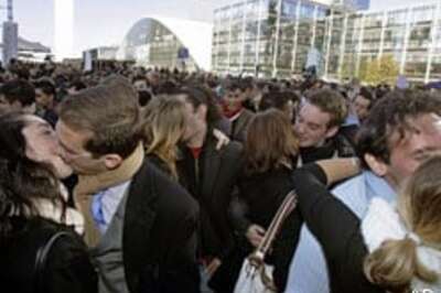French kiss falls short of world record