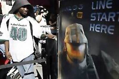 Microsoft touts Xbox sales, laments online woes