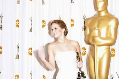 Jennifer Lawrence shows middle finger at Oscar backstage