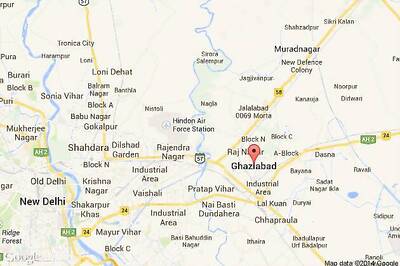 Fire breaks out in an apartment in Ghaziabad, several cars damaged