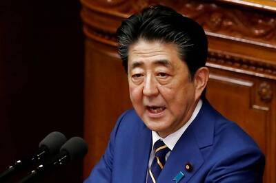 Japan PM Abe Urges Citizens to Avoid Bars, Restaurants in order to Fight Coronavirus