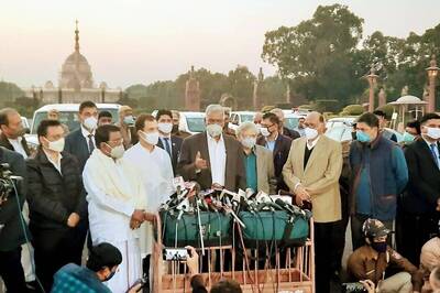 ‘Insult to Farmers’: Oppn Delegation Led by Sharad Pawar, Rahul Gandhi Meets President on Farm Laws