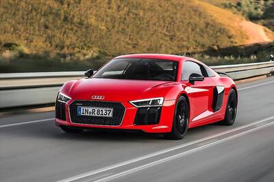 Watch the Audi R8 V10 Plus Reach 265 Km/h on an Airstrip