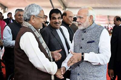 Nitish Kumar Makes it to Rupani's Swearing-in Ceremony in Gujarat, a State He Last Visited in 2003
