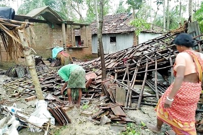 Near-stampede Situation in Bengal Village over Cyclone Amphan Relief, Minister Says Chaos 'BJP-Sponsored'