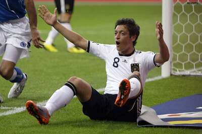 Barcelona agree to a fee for  Mesut Oezil